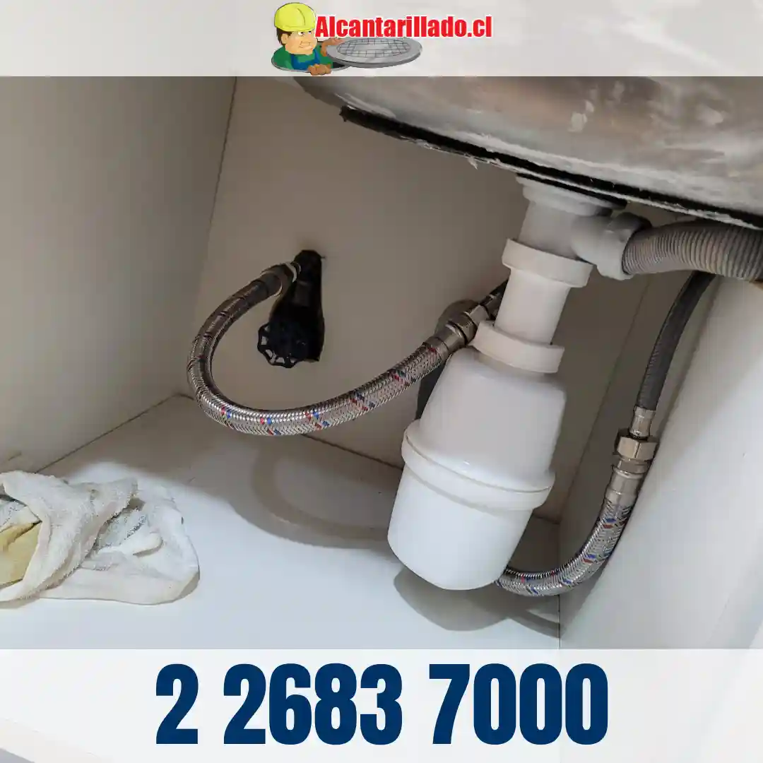 Técnico realizando destape de cañerías en Santiago