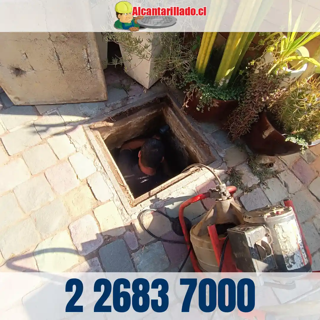 Técnico realizando destape de alcantarillado en Santiago