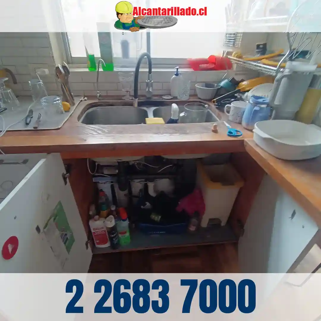 Técnico realizando destape de drenaje en Santiago